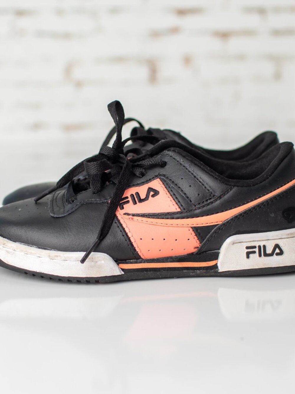 FILA Women’s Size 4 Black Coral Low Top Sneakers Casual Street Shoes Athletic - Picture 3 of 7
